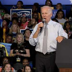 بايدن يطالب الناخبين بانتهاز الفرصة للدفاع عن الديمقراطية