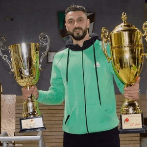 اللاعب سقط على أرض الملعب