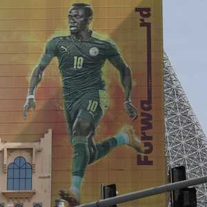 صورة للنجم السنغالي ماني في أحد شوارع الدوحة