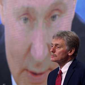 المتحدث باسم الكرملين دميتري بيسكوف وخلفه صورة الرئيس بوتن