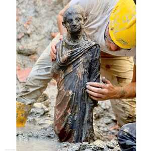 أحد التماثيل المكتشفة