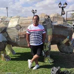 الشربيني مع أحد أعماله الفنية في شرم الشيخ