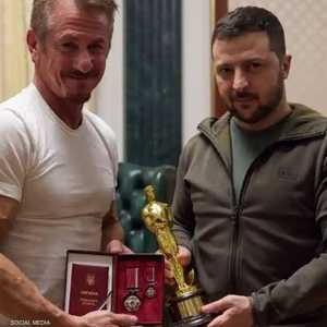 شون بن والرئيس الأوكراني فولوديمير زيلينسكي