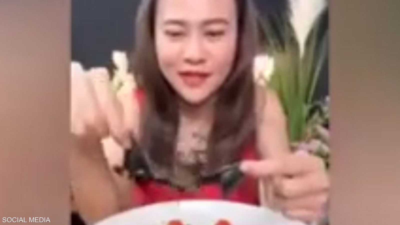 المدونة عرضت تجربة أكلها الخفاش