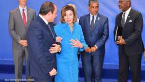 الرئيس المصري يتأبط المرأة الحديدية نانسي بيلوسي كوب 27