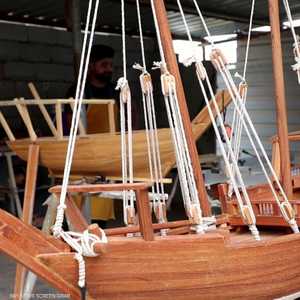 حرفي عراقي يحاكي القوارب التقليدية بصناعة نماذج مصغرة خشبية