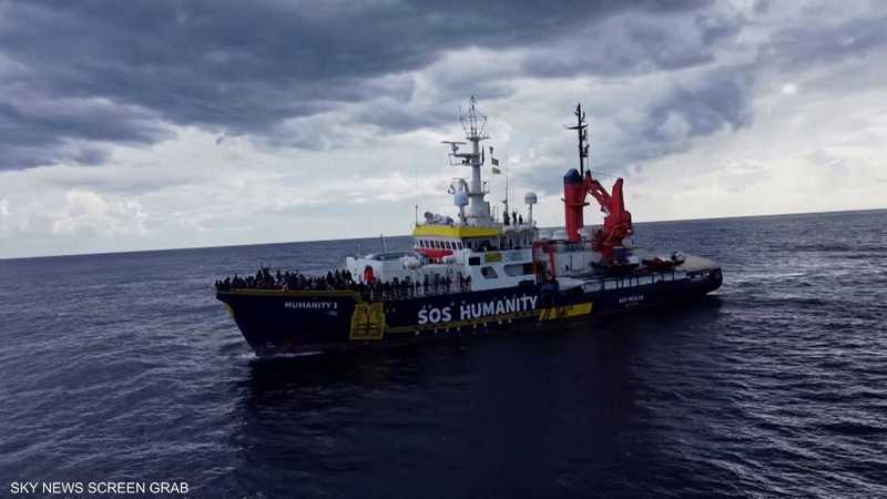بوادر أزمة دبلوماسية بين روما وفرنسا على خلفية سفينة مهاجرين