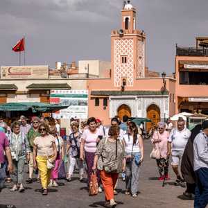 سياح يتجولون في مدينة مراكش