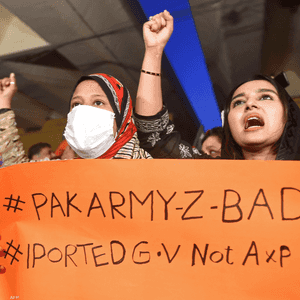 اندلاع اشتباكات بين أنصار عمران خان وقوات الأمن