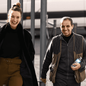 إيكويسن إلى جانب محاميته لوسي سيمون