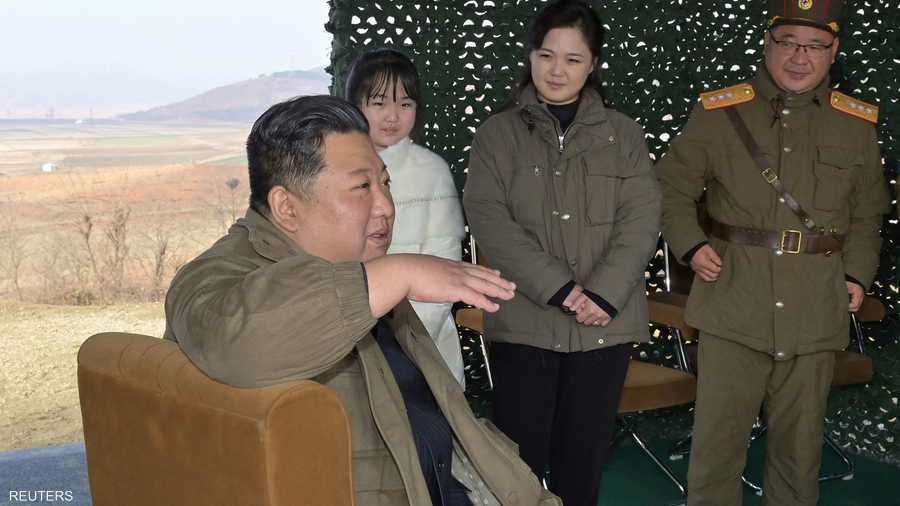 ظهر الزعيم مع زوجته وابنته أثناء تفقده تجربة صاروخ بالستي جديد عابر للقارات في البلاد يوم الجمعة
