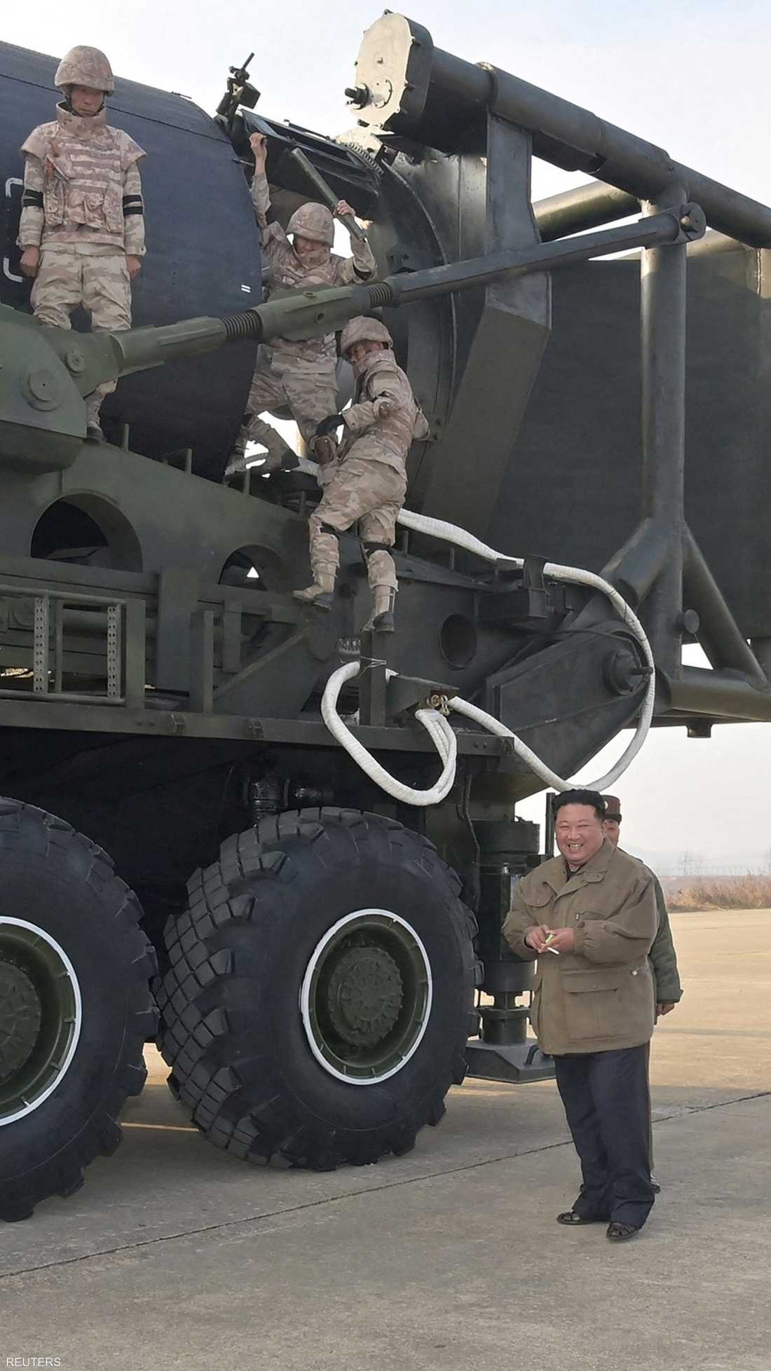 في استعراض جديد للقدرات المدمرة، هدد زعيم كوريا الشمالية كيم جونغ أون، السبت، باستخدام الأسلحة النووية في حال تعرض بلاده لهجوم نووي.