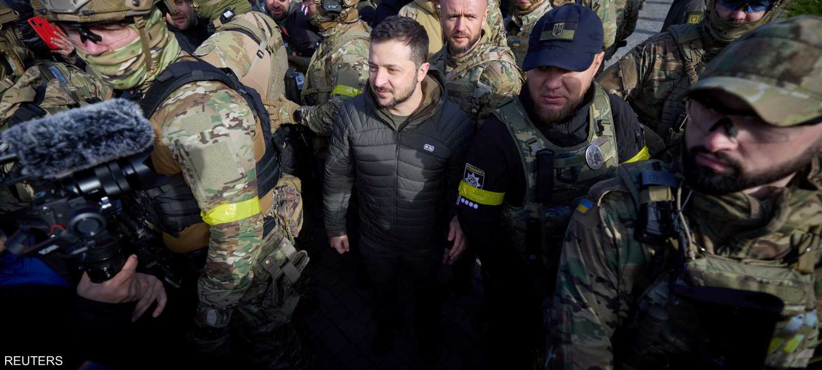 زيلينسكي وسط جنود أوكرانيين في خيرسون بعد انسحاب روسيا منها