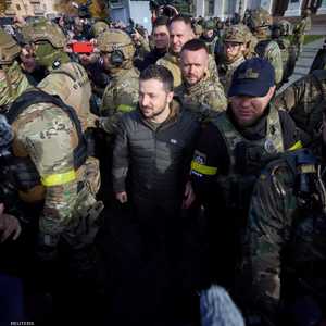 زيلينسكي وسط جنود أوكرانيين في خيرسون بعد انسحاب روسيا منها