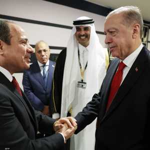 السيسي وأردوغان، أثناء مصافحتهما في الدوحة