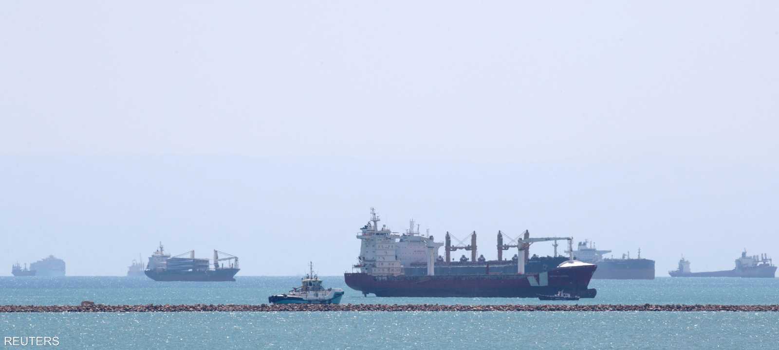 سفن تجارية بالقرب من قناة السويس المصرية