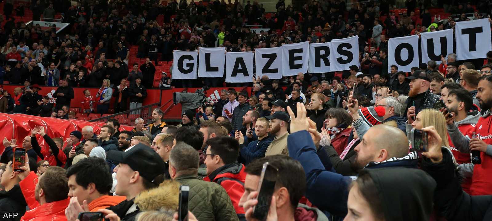 جماهير مانشستر يونايتد يطالبون برحيل عائلة غلازرز - أرشيفية