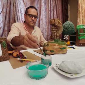 مصري يحوّل نفايات الورق والبلاستيك لأعمال فنية