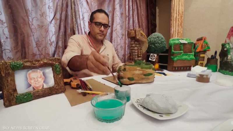 مصري يحوّل نفايات الورق والبلاستيك لأعمال فنية