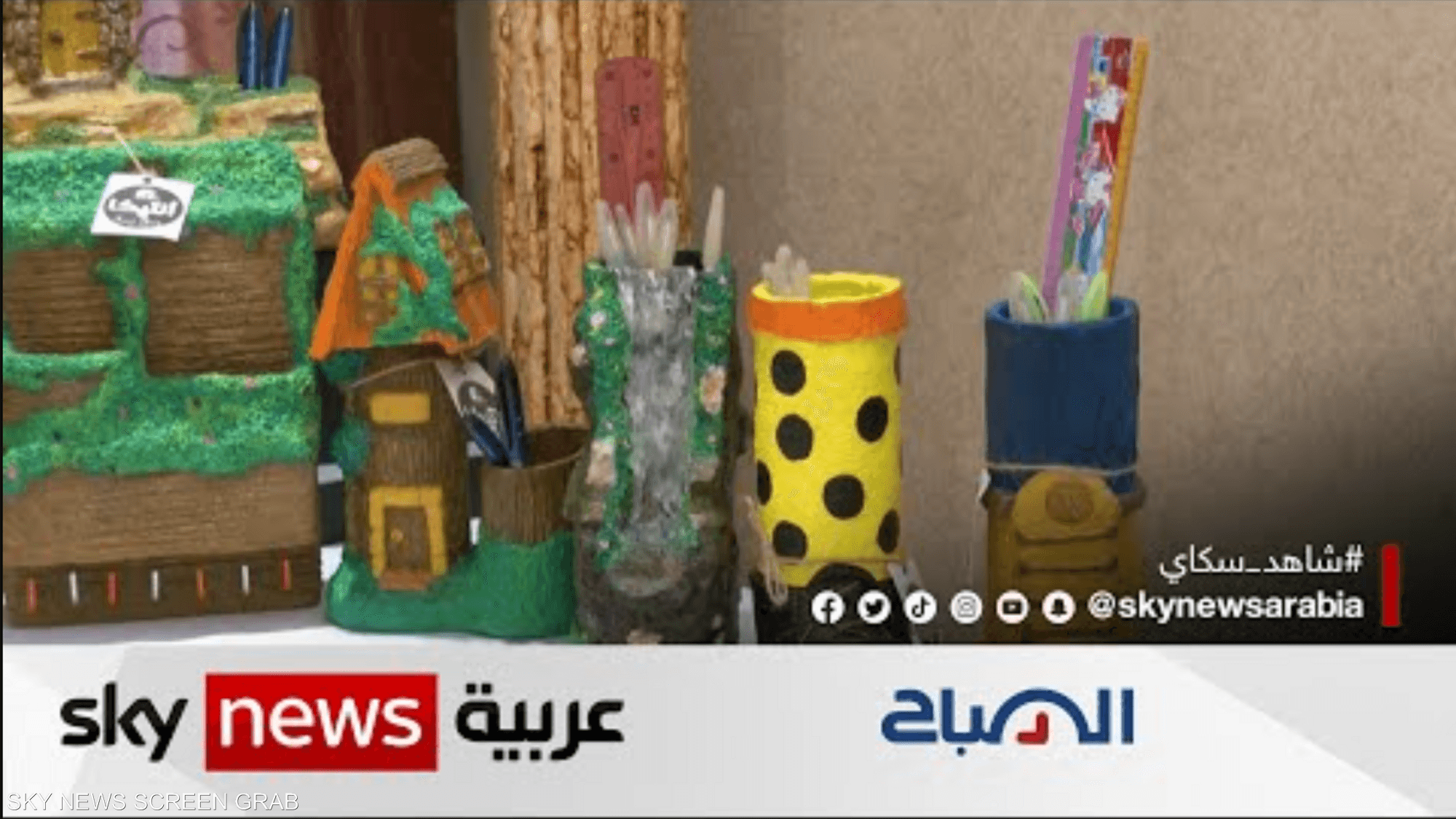 مصري يحوّل نفايات الورق والبلاستيك إلى أعمال فنية