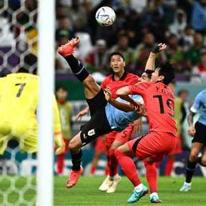 سواريز بين "كماشة" دفاع كوريا الجنوبية