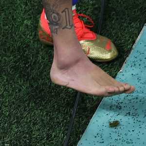 نيمار غادر الملعب مصابا