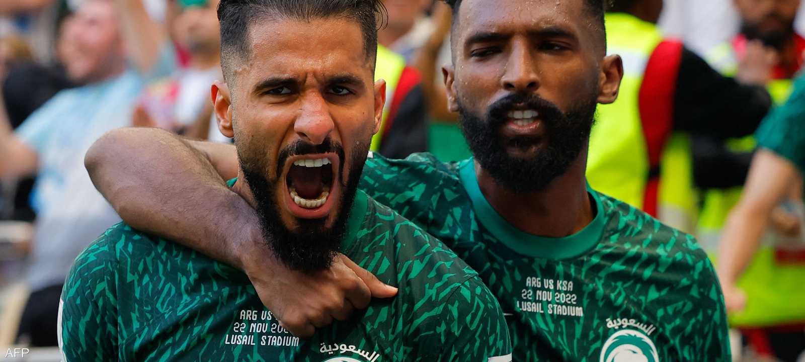 صالح الشهري (يسار) مهاجم المنتخب السعودي