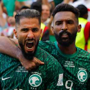 صالح الشهري (يسار) مهاجم المنتخب السعودي