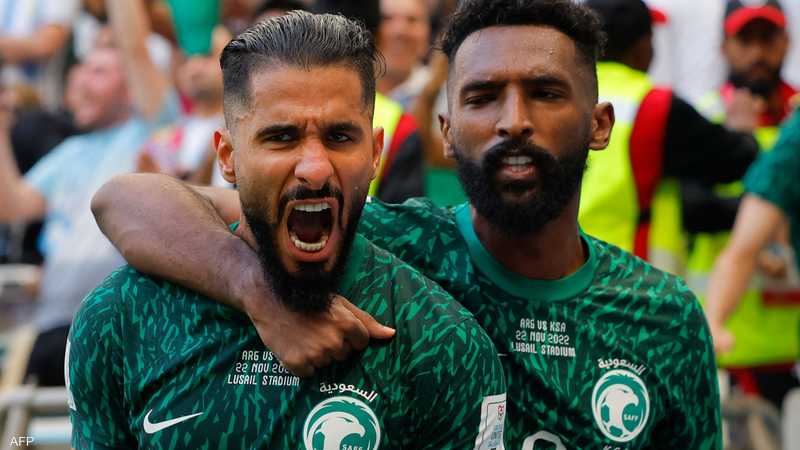 صالح الشهري (يسار) مهاجم المنتخب السعودي