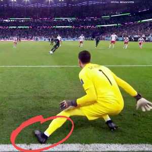 حارس بولندا خلال تنفيذ ضربة جزاء السعودية