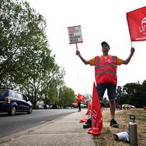عمال النظافة بوسائل النقل البريطانية يعلنون الإضراب