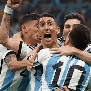 ميسي بعد الهدف وعناق مع "عود المعكرونة" أنخيل دي ماريا