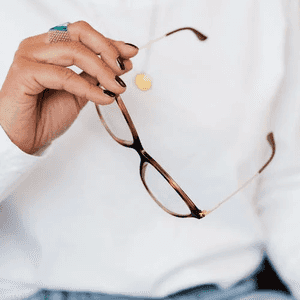 النظارات الطبية تسبب الكثير من المتاعب