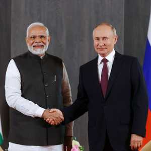 بوتين يصافح رئيس الوزراء الهندي ناريندرا مودي- أرشيفية