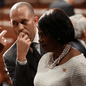 جيفريز في حديث جانبي مع نانسي بيلوسي