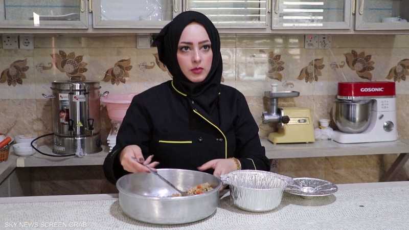 طالبة عراقية تتحدى البطالة وتفتح مطعما وتشغل فيه نساء