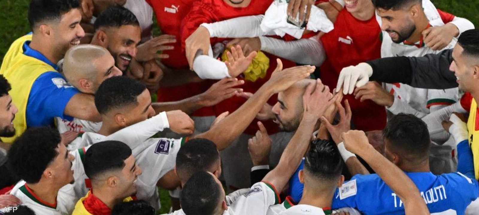 لاعبو المنتخب المغربي يحتفلون بمدربهم