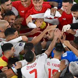 لاعبو المنتخب المغربي يحتفلون بمدربهم