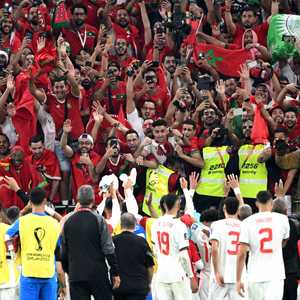 لاعبو المغرب يحيون الجماهير في استاد الثمامة