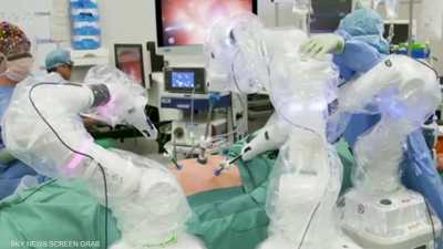 يمنح الروبوت الجراحين مستوى عالٍ من الدقة