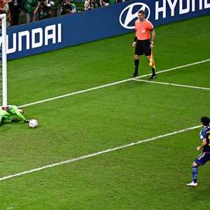 حارس كرواتيا يتصدى لركلة تاكومي مينامينو