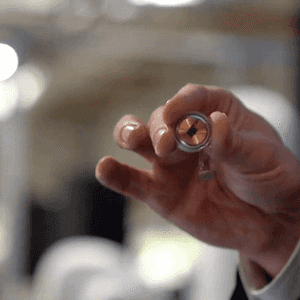 ماسك خلال عرض للشريحة التي تجري التجارب عليها