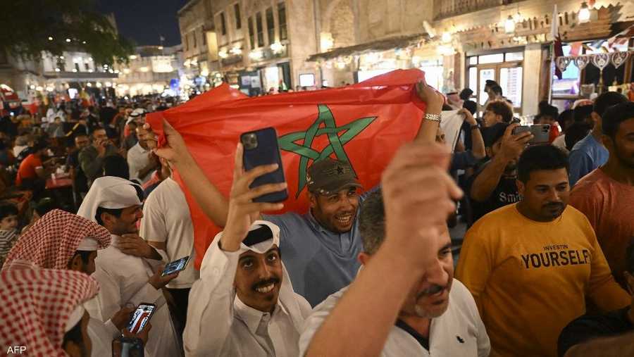خارج الملعب في الدوحة احتفل مشجعو المنتخب المغربي بالفوز