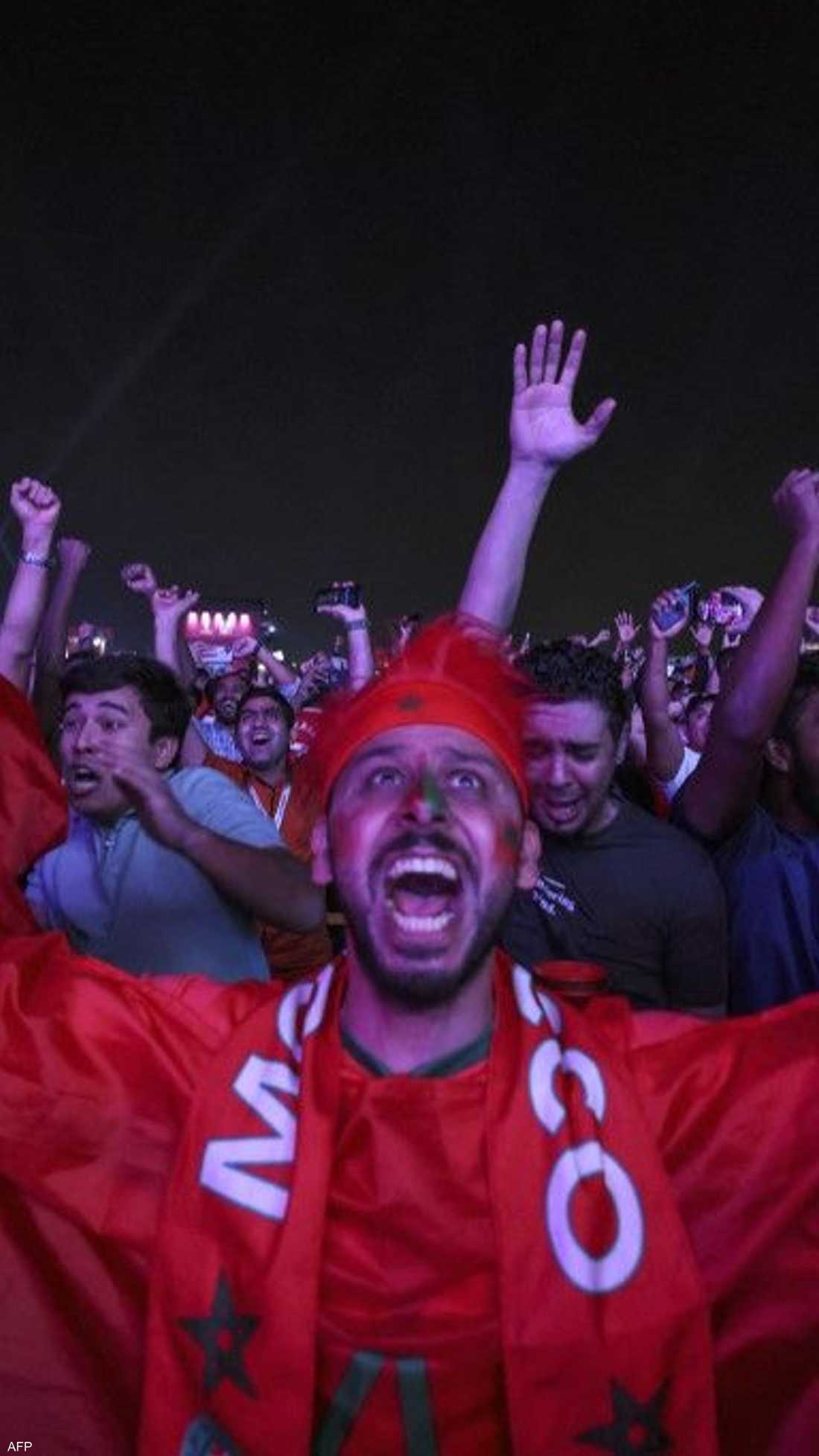 احتفل المغاربة بفوز منتخبهم التاريخي على إسبانيا الثلاثاء