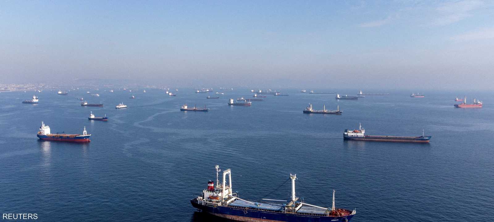سفن تجارية وناقلات نفط تنتظر عبور مضيق البوسفور