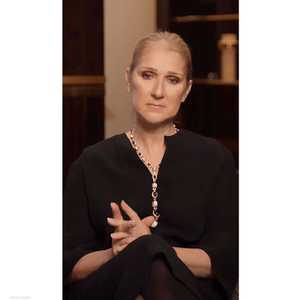 سيلين ديون بدت متأثرة عند إعلان مرضها