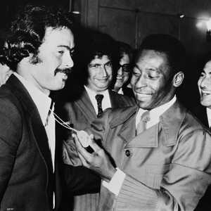 بيليه يقلد نجم المغرب محمد محروفي وساما عام 1975