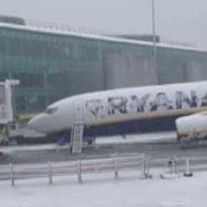 الرحلات الجوية توقفت في مطار مانشستر البريطاني بسبب الثلوج