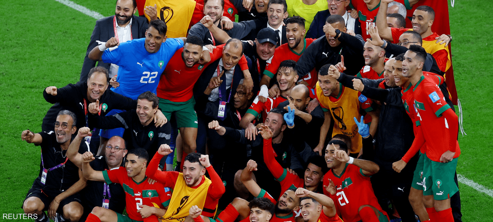 صورة تذكارية للفريق المغربي عقب التأهل لنصف نهائي كأس العالم