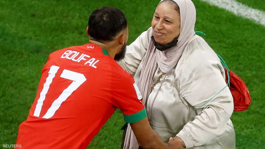 بوفال ورقصة احتفالية مع والدته